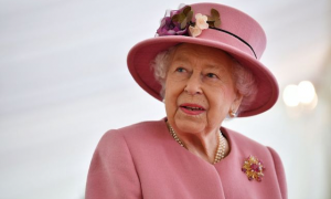 La Regina Elisabetta ricoverata una notte in ospedale: &laquo;Ha bisogno di molto riposo&raquo;