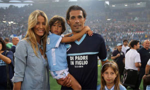 Elena Santarelli tormentata da una stalker: "Augura a mio figlio che gli torni il cancro"
