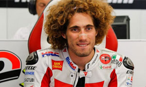 Dieci anni senza Marco Simoncelli, il pap&agrave;: "Tenni la sua mano fino alla fine"