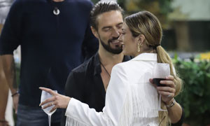 Soleil e Alex Belli sul letto del Grande Fratelli Vip: la moglie Delia Duran si fa sentire