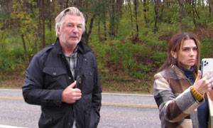 Tragedia sul set, Alec Baldwin rompe il silenzio: "Basta armi vere, solo pistole di plastica"