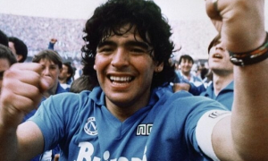 All'asta i beni di Maradona: ci sono una maglia del Napoli, trofei, una villa e tre automobili