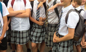 Edimburgo, scuola elementare chiede ai bambini di indossare la gonna