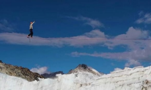 La 25enne italiana che cammina sulla corda a 5mila metri di altezza