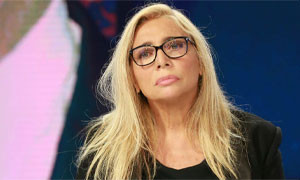 Mara Venier cade e batte la testa durante la pubblicit&agrave;: &quot;Poteva andare peggio&quot;