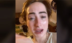 Ragazza ingoia una cuffia senza fili della Apple al posto di una compressa