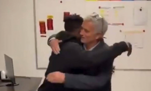 Jos&eacute; Mourinho regala a Felix Afena un paio di scarpe da 800 euro per la doppietta