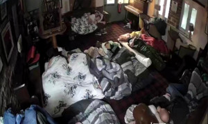 Tribute band degli Oasis e pubblico bloccati in un pub per giorni per la neve