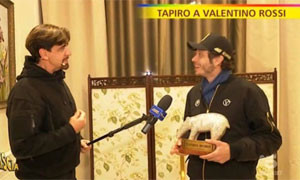 Valentino Rossi riceve il tapiro di diamanti