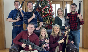 Deputato pubblica foto natalizia di famiglia: tutti con il mitra davanti all'albero