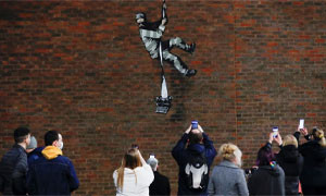 Banksy mette all'asta una sua opera per il carcere di Oscar Wilde