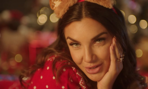 Esce il nuovo video natalizio di Elettra Lamborghini "A mezzanotte"
