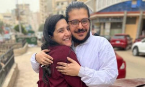 Patrick Zaki scarcerato: la prima foto dell'abbraccio con la mamma