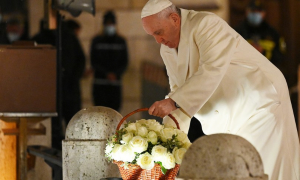 Il Papa omaggia la Madonna
