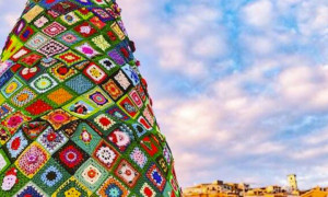 Ostuni, l'albero di Natale di 12 metri &egrave; fatto all'uncinetto
