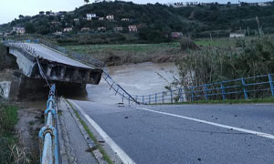 Maltempo al Centro-Sud: crolla un ponte nel Trapanese