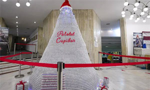 Ecco l'albero di Natale fatto con le fiale di vaccino