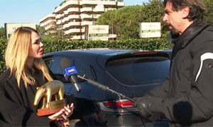 Ilary Blasi riceve il sesto Tapiro d'oro dopo le dichiarazioni di Corona
