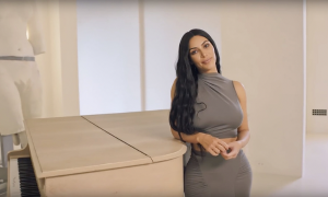 Kim Kardashian ha assunto un musicista che ogni mattina suona il piano a casa sua
