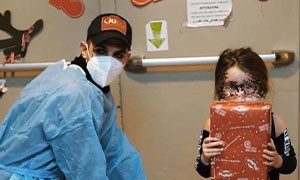 Achille Lauro 'Babbo Natale' per i piccoli pazienti