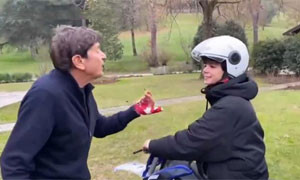 Gianni Morandi e lo sketch con il nipote in moto