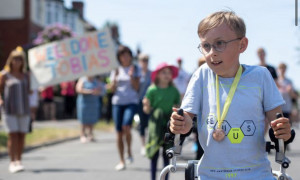 Tobias, 9 anni, sar&agrave; il pi&ugrave; giovane a ricevere la Medaglia dell'Impero Britannico