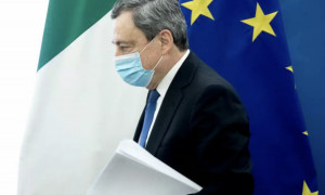 Vaccino obbligatorio per gli over 50, green pass "base" per negozi e parrucchieri: il nuovo decreto