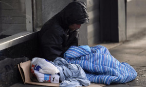13mila sciarpe confiscate donate ai senzatetto di Milano