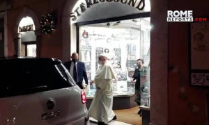Papa Francesco entra a sorpresa in un negozio di dischi a Roma