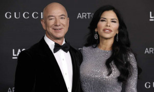 &ldquo;Jeff Bezos compra il Napoli, pronta la Amazon Arena&rdquo;