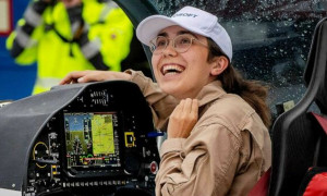 La pi&ugrave; giovane pilota donna completa il giro del mondo