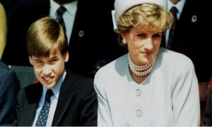 Il principe William consola un bimbo senza mamma