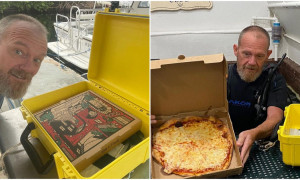 Il fattorino che consegna le pizze sott&rsquo;acqua