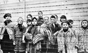 Turista si fotografa mentre fa il saluto nazista ad Auschwitz: arrestata