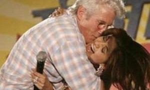 Scagionata dopo 15 anni l'attrice indiana che era stata baciata da Richard Gere