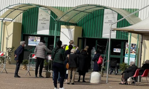 Si presenta all'hub vaccinale di Cagliari con i documenti dell'amico no-vax: arrestato