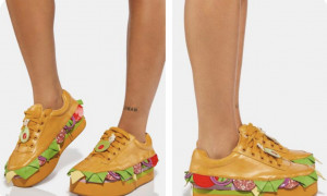 Ecco le scarpe a forma di sandwich: l'eccentrica proposta di un marchio di moda