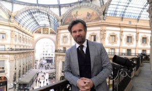Pizza margherita e bottiglia d'acqua? Da Cracco spendi 29 euro: polemiche social