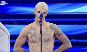 Sanremo 2022, Achille Lauro apre il festival a torso nudo accompagnato dall'Harlem Gospel Choir