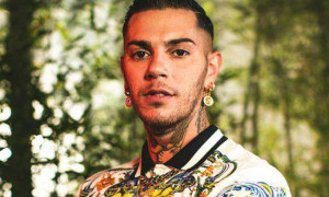 Sanremo 2022, Emis Killa: &ldquo;Voglio morire ubriaco per vomitare davanti l&rsquo;Ariston&rdquo;
