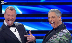 Sanremo 2022, Fiorello mattatore sul palco ironizza sui no vax e sul bis di Mattarella