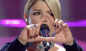 Sanremo 2022, Emma Marrone e il gesto femminista sul palco dell'Ariston