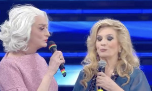 Sanremo 2022: Drusilla Foer e Iva Zanicchi, il siparietto prima dell'esibizione