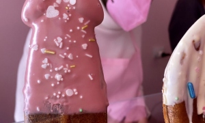 &quot;Mr Dick&quot;, la pasticceria a Milano con dolci a forma di pene costretta a coprire l'insegna