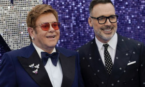Elton John ritorner&agrave; in pubblico per la notte degli Oscar