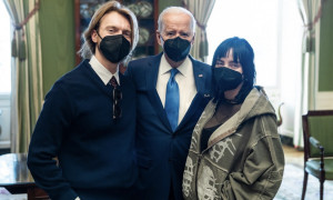 Biden riceve Billie Eilish alla Casa Bianca