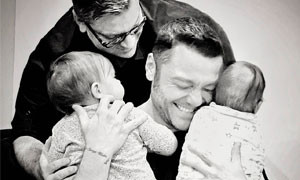 Tiziano Ferro e il marito diventano pap&agrave; di due bimbi: &ldquo;Inizia la nostra vita&rdquo;