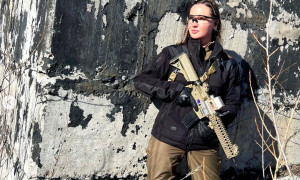 La fake news sull'ex miss Ucraina, lei smentisce: &quot;Non sono un militare&quot;