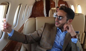 Il &quot;truffatore di Tinder&quot; chiede 20mila euro (e un jet) per un'ospitata in un night club