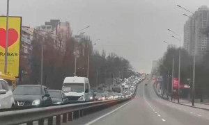Auto in coda per fuggire dall&rsquo;Ucraina: un ospedale attaccato dalle truppe